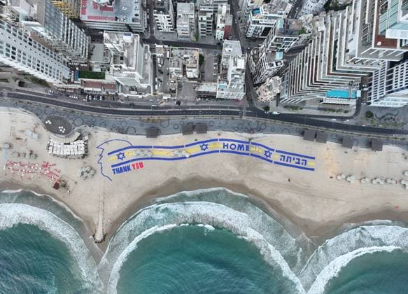 A magnificent welcome in Tel Aviv for Israelis returning after nearly two years in captivity TEL AVIV, ISRAEL - OCTOBER 13: An aerial view of the large-scale installation, spread over an area the length of three football fields, designed by the groups Prisoner Families Activists and Comrades in Arms to display a message of gratitude to US President Donald Trump and to be visible from helicopters on the way back to the released Israeli hostages in Tel Aviv, Israel on October 13, 2025. A huge welcome event was held in front of the US Embassy in Tel Aviv for the Israelis who were released after being held by Hamas in Gaza for 738 days. Stringer Anadolu Tel Aviv Israel. Editorial use only. Please get in touch for any other usage.  Copyright: x2025xAnadoluxStringerx