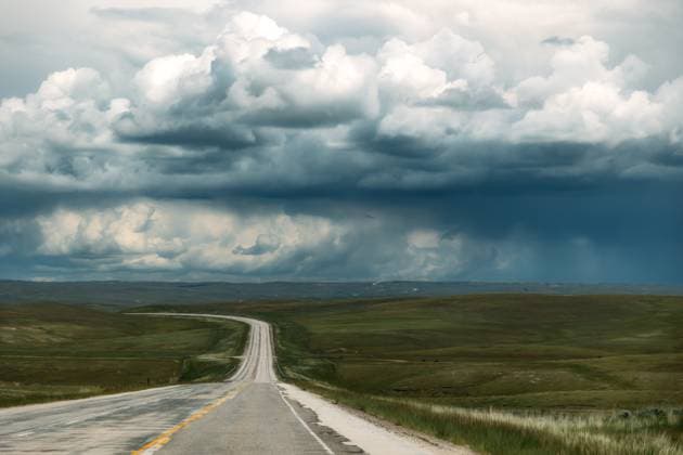 IMAGO Creative, Jahreszeit Sommer, Regen, Sommerregen Long Empty Highway leading to Rainclouds in Distance Tulsa, Oklahoma, United States CR_KRRY251009-1849503-01