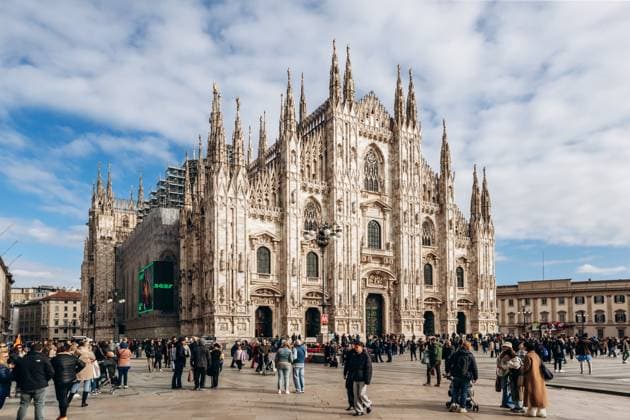 Mailand, Italien - 19. März 2025: Gotische Marmorfassade des Doms von Mailand mit Türmen und Statuen auf der Piazza del Duomo Milan, Italy - March 19, 2025 : Duomo di Milano gothic marble facade with spires and statues on Piazza del Duomo (License=RM) Copyright: xZoonar.com AndreixAntipovx 24030948