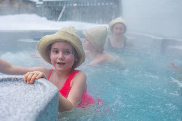 Fröhliche glückliche Familie mit Kindern genießt heißes Bad im Jacuzzi-Whirlpool an einem kalten Wintertag. Unbeschwerte Entspannung im Whirlpool in der freien Natur. Treffen und Plaudern mit Verwandten Cheerful happy family with children enjoys hot bath in jacuzzi whirlpool on cold winter day. Carefree relaxation in hot tub outdoors of nature. Meeting and chatting with relatives. (License=RF) ,model released, Symbolfoto Copyright: xZoonar.com LARISAxSHPINEVAx 24032300 ,model released, Symbolfoto ,property released