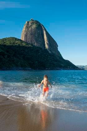 Boy playing on URCA beach in Rio de Janeiro, Brazil Rio de Janeiro, State of Rio de Janeiro, Brazil R_TQOI251008-1855989-01 ,model released, Symbolfoto