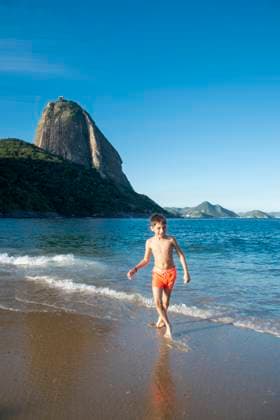 Boy playing on URCA beach in Rio de Janeiro, Brazil Rio de Janeiro, State of Rio de Janeiro, Brazil R_TQOI251008-1855990-01 ,model released, Symbolfoto