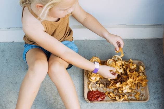 Child eating ribbon fries at festival Jackson, Missouri, United States R_WEKW251009-1861211-01 ,model released, Symbolfoto
