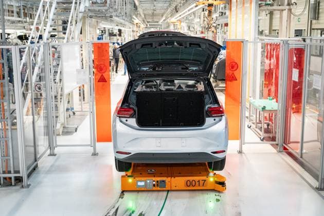 Produktionslinie - Produktion des E-Auto-Modells ID.3 im Werk Zwickau;Blick in eine Produktionshalle mit Produktionslinie im Volkswagen-Werk Zwickau im Herbst 2025, Zwickau Sachsen Deutschland VW-Werk *** Production line Production of the ID 3 electric car model at the Zwickau plant View of a production hall with production line at the Volkswagen plant in Zwickau in fall 2025, Zwickau Saxony Germany VW plant