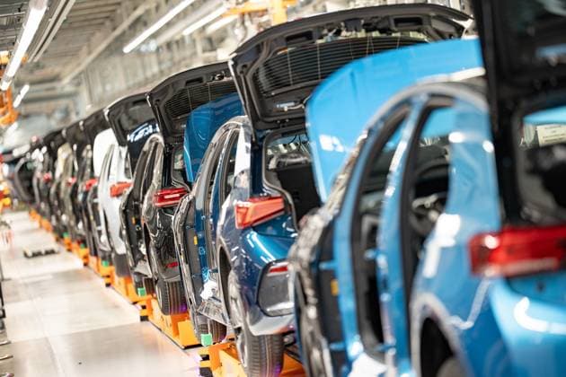 Produktionslinie - Produktion des E-Auto-Modells ID.3 im Werk Zwickau;Blick in eine Produktionshalle mit Produktionslinie im Volkswagen-Werk Zwickau im Herbst 2025, Zwickau Sachsen Deutschland VW-Werk *** Production line Production of the ID 3 electric car model at the Zwickau plant View of a production hall with production line at the Volkswagen plant in Zwickau in fall 2025, Zwickau Saxony Germany VW plant