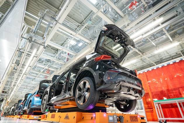 Produktionslinie - Produktion des E-Auto-Modells ID.3 im Werk Zwickau;Blick in eine Produktionshalle mit Produktionslinie im Volkswagen-Werk Zwickau im Herbst 2025, Zwickau Sachsen Deutschland VW-Werk *** Production line Production of the ID 3 electric car model at the Zwickau plant View of a production hall with production line at the Volkswagen plant in Zwickau in fall 2025, Zwickau Saxony Germany VW plant