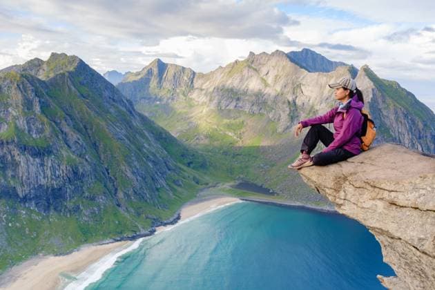 Atemberaubende Aussicht vom Ryten Kvalvika Beach Trail auf den Lofoten, Norwegen A hiker takes a moment to admire the stunning panoramic view from the Ryten Kvalvika Beach Trail. (License=RF) ,model released, Symbolfoto Copyright: xZoonar.com FokkexBaarssenx 24039979 ,model released, Symbolfoto ,property released
