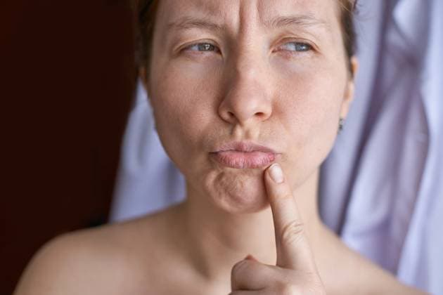 Nachdenkliche kaukasische erwachsene Frau, die mit dem Finger am Kinn nachdenkt Thoughtful caucasian adult female expressing contemplation with finger on chin in close-up. (License=RF) ,model released, Symbolfoto Copyright: xZoonar.com ElenaxSafonovax 24035242 ,model released, Symbolfoto ,property released