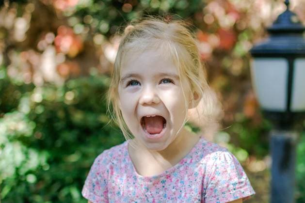 Porträt eines glücklichen kleinen Mädchens mit blondem Haar und blauen Augen, mit weit geöffnetem Mund Portrait of a happy little girl with blond hair and blue eyes, mouth wide open (License=RF) ,model released, Symbolfoto Copyright: xZoonar.com NadezhdaxZaitsevax 24039393 ,model released, Symbolfoto ,property released