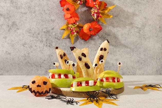 Horrible Monster aus Äpfeln, Mandarinen und Bananen Geister auf einem alten Beton Hintergrund, Café Werbung und Menü, Restaurant Visitenkarte, Halloween Essen Konzept Horrible Monster aus Äpfeln, Mandarinen und Bananen Geister auf einem alten Beton Hintergrund, Café Werbung und Menü, Restaurant Visitenkarte, Halloween Essen Konzept (License=RF) Copyright: xZoonar.com SvetlanaxBalynx 24041725