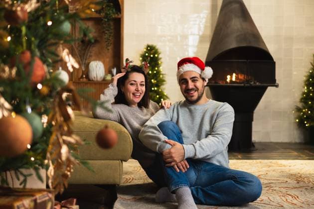 Fröhliche Weihnachten. Glückliche junge erwachsene Paar umarmt Bindung in der Nähe von Weihnachtsbaum und Kamin. Glückliche Familie Mann Frau zu Hause. Menschen zusammen feiern Weihnachten genießen Winterferien zu Hause. Fröhliche Weihnachten. Glückliche junge erwachsene Paar umarmt Bindung in der Nähe von Weihnachtsbaum und Kamin. Glückliche Familie Mann Frau zu Hause. Menschen zusammen feiern Weihnachten genießen Winterferien zu Hause. (License=RF) ,model released, Symbolfoto Copyright: xZoonar.com IuliiaxZavalishinax 24042055 ,model released, Symbolfoto ,property released