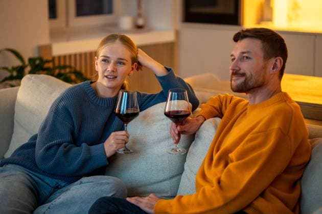 Glückliche junge Familie, die sich zu Hause auf dem Sofa entspannt und nach der Arbeit Wein trinkt und gemeinsam fernsieht Glückliche junge Familie, die sich zu Hause auf dem Sofa entspannt und nach der Arbeit Wein trinkt und gemeinsam fernsieht (License=RF) ,model released, Symbolfoto Copyright: xZoonar.com DmitriixMarchenkox 24042245 ,model released, Symbolfoto ,property released