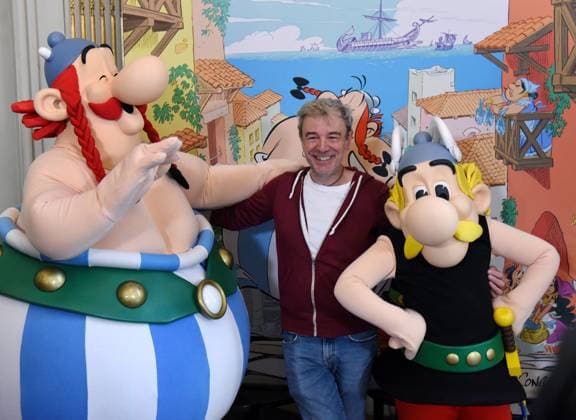 Entertainment Bilder des Tages Asterix En Lusitanie Press Conference - Paris Didier Conrad designer and Fabrice Caro (Fabcaro) Screenwriter during the Press conference for the 41th album of the Adventures Of Asterix Asterix En Lusitanie at the Embassy of Portugal in Paris, France on October 13, 2025. Photo by Alain Apaydin ABACAPRESS.COM Paris France  Copyright: xApaydinxAlain ABACAx