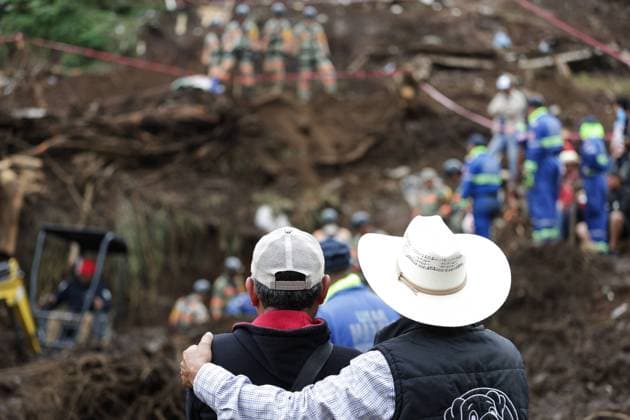 251013 -- HUAUCHINANGOMEXICO, Oct. 13, 2025 -- This photo taken on Oct. 13, 2025 shows people watching search and rescue operation at a landslide site caused by the heavy rain in Huauchinango, Puebla state, Mexico. At least 64 people have died and dozens remain missing after days of torrential rains and flooding that hit central and eastern Mexico last week, authorities said Monday. Photo by Francisco Canedo Xinhua MEXICO-HUAUCHINANGO-HEAVY RAIN-AFTERMATH FuxLangxisikekanieduo  MEXICO-HUAUCHINANGO-HEAVY RAIN-AFTERMATH IMAGO FuxLangxisikeÂ¡Â¤kanieduo  imago images 1067747623