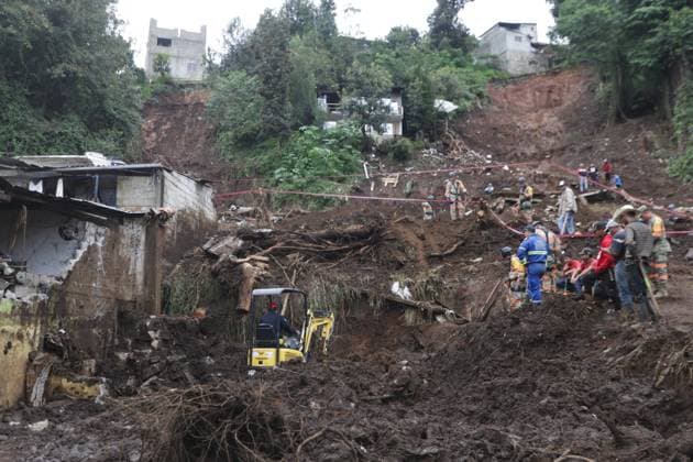 (251013) -- HUAUCHINANGO(MEXICO), Oct. 13, 2025 -- Photo taken on Oct. 13, 2025 shows a landslide caused by the heavy rain in Huauchinango, Puebla state, Mexico. At least 64 people have died and dozens remain missing after days of torrential rains and flooding that hit central and eastern Mexico last week, authorities said Monday. (Photo by Francisco Canedo Xinhua) MEXICO-HUAUCHINANGO-HEAVY RAIN-AFTERMATH FuxLangxisike¡¤kanieduo 