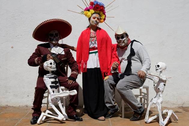 Xochimilco Mayor s Office Prepares For Various Cultural Activities For The Day Of The Dead In Mexico People dress as catrinas and accompany authorities from the Xochimilco mayor s office in Mexico City, Mexico, where they hold a press conference to announce various cultural activities to commemorate the Day of the Dead in Mexico on November 1 of this year, on October 13, 2025. Mexico City Mexico City Mexico  Copyright: xGerardoxVieyrax originalFilename: vieyra-notitle251013_npcgY.jpg