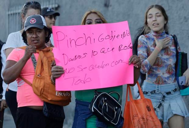 Sex Workers Protest Against Bike Lane On Calzada De Tlalpan, Mexico City Sex workers in Mexico City, Mexico, on October 13, 2025, march on Calzada de Tlalpan to demand an end to criminalization, discrimination, and violence against those who engage in sex work. The sex workers specifically argue against a bike path along this road, which affects their sources of income in the run-up to the 2026 World Cup. Mexico City Mexico City Mexico  Copyright: xGerardoxVieyrax originalFilename: vieyra-notitle251013_npI0h.jpg