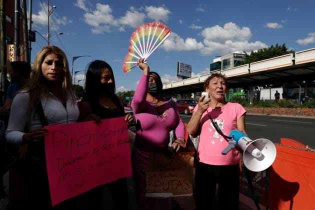 Sex Workers Protest Against Bike Lane On Calzada De Tlalpan, Mexico City Sex workers in Mexico City, Mexico, on October 13, 2025, march on Calzada de Tlalpan to demand an end to criminalization, discrimination, and violence against those who engage in sex work. The sex workers specifically argue against a bike path along this road, which affects their sources of income in the run-up to the 2026 World Cup. Mexico City Mexico City Mexico  Copyright: xGerardoxVieyrax originalFilename: vieyra-notitle251013_npMGi.jpg