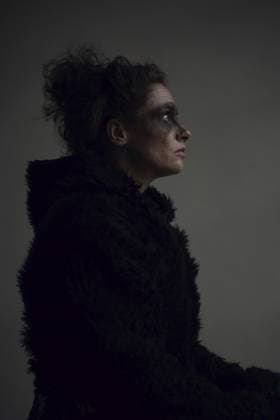 Porträt einer Frau in einer schwarzen Felljacke Portrait of a woman in a black fur jacket Copyright: imageBROKER FranziskaxRitter ibxadr15325937.jpg ,model released, Symbolfoto ,property released