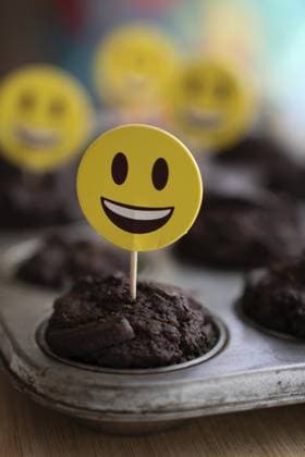 Schokoladenmuffin mit Smileyform Chocolate muffin with smiley face shape Copyright: imageBROKER FranziskaxRitter ibxadr15326155.jpg