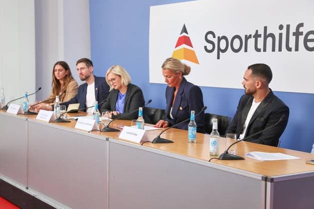 Berlin, Deutschland, 14.10.2025: Haus der Bundespressekonferenz: Pressekonferenz: Sporthilfe Leistungsbericht Sommer 2025: L-R Marie Reichert, Max Hartung, Christiane Schenderlein, Franziska von Almsick, Lennart Sass *** Berlin, Germany, 14 10 2025 House of the Federal Press Conference Press Conference Sports Aid Performance Report Summer 2025 L R Marie Reichert, Max Hartung, Christiane Schenderlein, Franziska von Almsick, Lennart Sass Copyright: xdtsxNachrichtenagenturx dts_87961