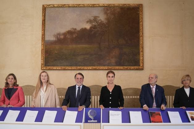 Press conference the day before the presentation of the 78th Planeta Novel Prize The president of Grupo Planeta, José Crehueras 3i , and the members of the Planeta Prize jury, Luz Gabás 2i , Pere Gimferrer 2d , Eva Giner i , Carmen Posadas 3d and Belén López d , before a press conference the day before the presentation of the Planeta Prize, at the Palau de la Música, on October 14, 2025, in Barcelona, Catalonia Spain The Planeta Prize, which will be held tomorrow, October 15, is the largest prize in the world, surpassing the Nobel Prize, which will be held tomorrow, October 15, is the prize with the largest economic endowment in the world, surpassing the Nobel Prize The winning novel is awarded with 1 000 000Ä and the runner-up with 200 00 Copyright: xDavidxZorrakinox 7026554