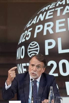 Press conference the day before the presentation of the 78th Planeta Novel Prize The president of Grupo Planeta, José Crehueras, during a press conference the day before the presentation of the Planeta Prize, at the Palau de la Música, on October 14, 2025, in Barcelona, Catalonia Spain The Planeta Prize, which will be held tomorrow, October 15, is the prize with the largest economic endowment in the world, The winning novel is awarded with 1 000 000Ä and the runner-up with 200 000Ä It is not only a literary event, but also a social one, which fulfills the objective of placing the awarded Spanish authors in levels of diffusion and popularity 14 OCTOBER 2025 Barcelona, Catalunya Barcelona, Catalunya Espana Copyright: xDavidxZorrakinox 7026556