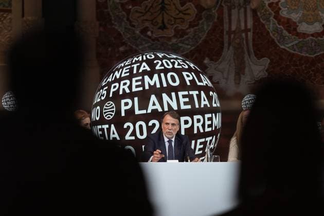 Press conference the day before the presentation of the 78th Planeta Novel Prize The president of Grupo Planeta, José Crehueras, during a press conference the day before the presentation of the Planeta Prize, at the Palau de la Música, on October 14, 2025, in Barcelona, Catalonia Spain The Planeta Prize, which will be held tomorrow, October 15, is the prize with the largest economic endowment in the world, The winning novel is awarded with 1 000 000Ä and the runner-up with 200 000Ä It is not only a literary event, but also a social one, which fulfills the objective of placing the awarded Spanish authors in levels of diffusion and popularity 14 OCTOBER 2025 Barcelona, Catalunya Barcelona, Catalunya Espana Copyright: xDavidxZorrakinox 7026559