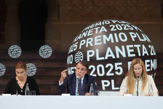 Press conference the day before the presentation of the 78th Planeta Novel Prize The president of Grupo Planeta, José Crehueras c , together with the writers Luz Gabás d , and Carmen Posadas i during a press conference the day before the presentation of the Planeta Prize, at the Palau de la Música, on 14 October 2025, in Barcelona, Catalonia Spain The Planeta Prize, which will be held tomorrow, 15 October, is the largest financial award in the world, surpassing the Nobel Prize, The winning novel is awarded 1,000,000Ä and the runner-up 200,000Ä It is not only a literary event, but also a social one, which fulfills the objective of placing the award-winning Spanish authors in levels of diffusion and popularity 14 OCTOBER 2025 Barcelona, Cata Copyright: xDavidxZorrakinox 7026585