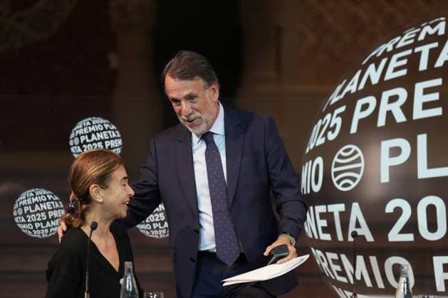 Press conference the day before the presentation of the 78th Planeta Novel Prize The president of Grupo Planeta, José Crehueras, and the writer Carmen Posadas during a press conference the day before the presentation of the Planeta Prize, at the Palau de la Música, on 14 October 2025, in Barcelona, Catalonia Spain The Planeta Prize, which will be held tomorrow, 15 October, is the largest financial award in the world, surpassing the Nobel Prize, The winning novel is awarded 1,000,000Ä and the runner-up 200,000Ä It is not only a literary event, but also a social one, which fulfills the objective of placing the award-winning Spanish authors in levels of diffusion and popularity 14 OCTOBER 2025 Barcelona, Catalunya Barcelona, Catalunya Espana Copyright: xDavidxZorrakinox 7026587