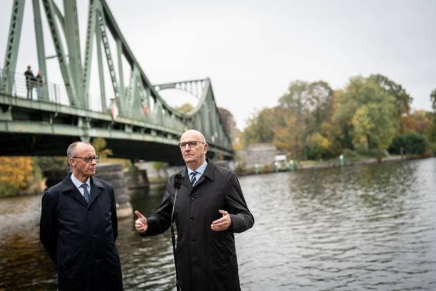 Bundeskanzler Friedrich Merz an der Glienicker Brücke in Potsdam, mit Dietmar Woidke, Ministerpräsident des Landes Brandenburg;Antrittsbesuch des Bundeskanzlers im Bundesland Brandenburg -, Potsdam Brandenburg Deutschland Fröbel-Kindergarten Am Filmpark *** Federal Chancellor Friedrich Merz at the Glienicke Bridge in Potsdam, with Dietmar Woidke, Minister President of the State of Brandenburg Inaugural visit of the Federal Chancellor to the State of Brandenburg , Potsdam Brandenburg Germany Fröbel Kindergarten Am Filmpark