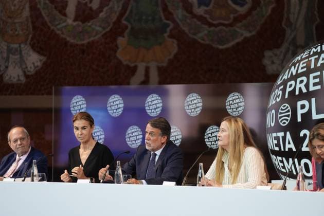 Press conference the day before the presentation of the 78th Planeta Novel Prize The president of Grupo Planeta, José Crehueras c , together with the writers Luz Gabás d , and Carmen Posadas i during a press conference the day before the presentation of the Planeta Prize, at the Palau de la Música, on 14 October 2025, in Barcelona, Catalonia Spain The Planeta Prize, which will be held tomorrow, 15 October, is the largest financial award in the world, surpassing the Nobel Prize, The winning novel is awarded 1,000,000Ä and the runner-up 200,000Ä It is not only a literary event, but also a social one, which fulfills the objective of placing the award-winning Spanish authors in levels of diffusion and popularity 14 OCTOBER 2025 Barcelona, Cata Copyright: xDavidxZorrakinox 7026584