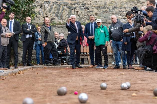 Ortszeit Deutschland Rundgang Essbare Stadt im Schlossgarten Andernach, 14.10.2025 Beim Rundgang durch die Essbare Stadt informiert sich Bundespräsident Frank-Walter Steinmeier gemeinsam mit Oberbürgermeister Christian Greiner über das Andernacher Vorzeigeprojekt urbaner Nachhaltigkeit Bundespräsident Frank-Walter Steinmeier verlegt im Rahmen seiner Reihe Ortszeit Deutschland vom 14. bis 16. Oktober 2025 seinen Amtssitz nach Andernach. Dort führt er seine Amtsgeschäfte, besucht Einrichtungen und spricht über aktuelle gesellschaftliche und politische Themen. Es ist die 17. Station der Reihe und die erste in Rheinland-Pfalz. Andernach Rheinland-Pfalz Deutschland *** Local Time Germany Tour of the Edible Copyright: xBonn.digitalx