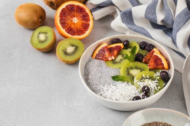 IMAGO Creative, Food, High Protein Frühstück Gesunde Frühstücksbowl mit Chia-Pudding, Kiwi, Blutorange und Beeren Healthy breakfast bowl with chia pudding, kiwi, blood orange, and berries. Vegan food (License=RF) Copyright: xZoonar.com ViktoriiaxPopovax 24045598