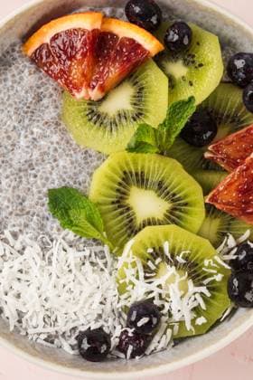 Gesunde Frühstücksbowl mit Chia-Pudding, Kiwi, Blutorange und Beeren Healthy breakfast bowl with chia pudding, kiwi, blood orange, and berries. Vegan food (License=RF) Copyright: xZoonar.com ViktoriiaxPopovax 24045679