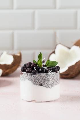 IMAGO Creative, Food, High Protein Frühstück Frischer Chia-Pudding auf Kokosnussmilch mit Blaubeeren, griechischem Joghurt und Minze im Glas Fresh chia pudding on coconut milk with blueberries , greek yogurt and mint in glass for healthy breakfast ideas (License=RF) Copyright: xZoonar.com ViktoriiaxPopovax 24045711