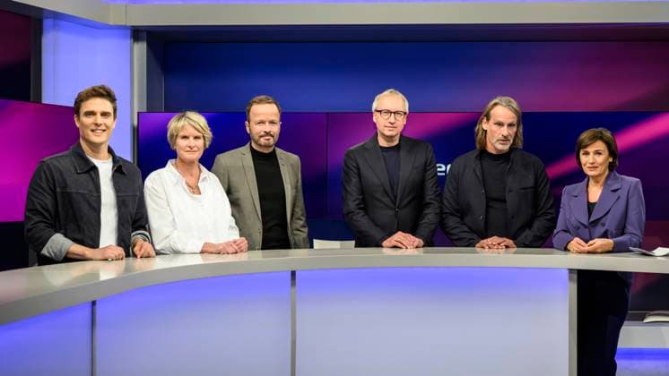 GER, Berlin, Studio, zu Gast bei - maischberger, Polittalk, TV, Format, mit Moderatorin - Sandra Maischberger, Das Erste, aus Adlershof - am Studio 20, im Bild v.l.: Constantin Schreiber (Axel Springer Verlag), Susanne Gaschke (NZZ), Georg Restle (WDR), Johannes Varwick (Politologe), Richard David Precht (Philosoph und Autor), Sandra Maischberger, 14.10.2025, *** GER, Berlin, Studio, zu Gast bei maischberger, Polittalk, TV, Format, mit Moderator Sandra Maischberger, Das Erste, aus Adlershof am Studio 20, im Bild f l Constantin Schreiber Axel Springer Verlag , Susanne Gaschke NZZ , Georg Restle WDR , Johannes Varwick Politologe , Richard David Precht Philosoph und Autor , Sandra Maischberger, 14 10 2025, Copyright: HMBxMedia UwexKoch
