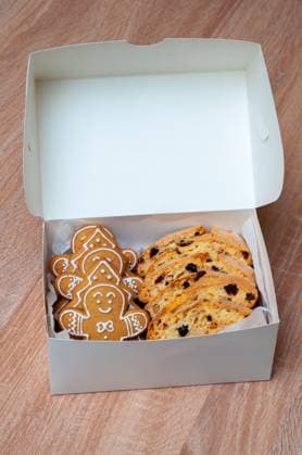 IMAGO Creative, Weihnachten, Food, Backen, Lebkuchen Lebkuchen und Biscotti, fein säuberlich verpackt in einer weißen Schachtel, perfekt für weihnachtliche Leckereien. Festive gingerbread cookies with biscotti slices arranged in a box, ideal for holiday gifting. (License=RF) Copyright: xZoonar.com AndriixAbryutinx 24056140