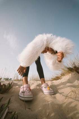 Ein stilvolles junges Individuum in der Natur, das stolz seine Auswahl an trendigen Schuhen präsentiert A young person showcases their unique style in trendy footwear, expressing creativity in a natural setting (License=RF) ,model released, Symbolfoto Copyright: xZoonar.com OleksiixHrecheniukx 24058511 ,model released, Symbolfoto ,property released