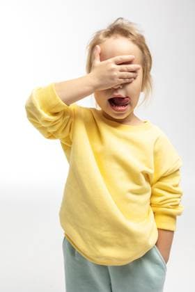 Porträt von lustigen kleinen Mädchen mit lustigen Emotionen auf ihrem Gesicht. Hübsches Lächeln Kind im Studio auf weißem Hintergrund Portrait of funny little girl with funny emotions on her face. Pretty smile kid in studio on white background. High quality photo (License=RF) ,model released, Symbolfoto Copyright: xZoonar.com LARISAxSHPINEVAx 24058745 ,model released, Symbolfoto ,property released