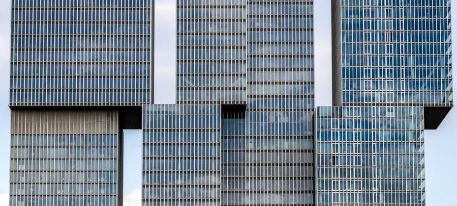 ROTTERDAM, NIEDERLANDE - 13. SEPTEMBER 2025 - Das Rotterdamer Gebäude spiegelt sich in der Glasfassade bei bewölktem Himmel, Rotterdam, Niederlande. ROTTERDAM, NIEDERLANDE - 13. SEPTEMBER 2025 - ROTTERDAM, NIEDERLANDE - 13. SEPTEMBER 2025 - Das Rotterdamer Gebäude spiegelt sich in der Glasfassade bei bewölktem Himmel, Rotterdam, Niederlande. ROTTERDAM, NIEDERLANDE - 13. SEPTEMBER 2025 - (License=RF) Copyright: xZoonar.com ÊrikxLattweinx 24060956