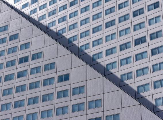 ROTTERDAM, NIEDERLANDE - 13. SEPTEMBER 2025 - Diagonaler Schatten über moderner Gebäudefassade in Rotterdam. ROTTERDAM, NIEDERLANDE - 13. SEPTEMBER 2025 - ROTTERDAM, NIEDERLANDE - 13. SEPTEMBER 2025 - Diagonaler Schatten über moderner Gebäudefassade in Rotterdam. ROTTERDAM, NIEDERLANDE - 13. SEPTEMBER 2025 - (License=RF) Copyright: xZoonar.com ÊrikxLattweinx 24061002