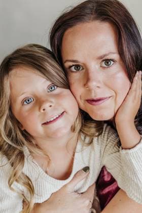 Close up of mother and daughter with their faces cheek to cheek Sioux Falls, South Dakota, United States CR_ASWE251008-1830952-01 ,model released, Symbolfoto