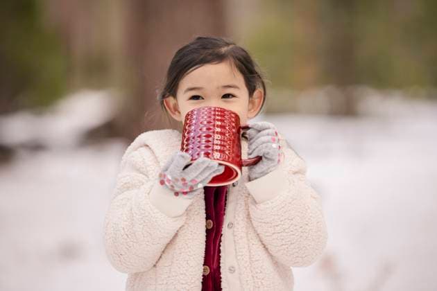 Little girl drinking a hot chocolate in the snow of Tahoe South Lake Tahoe, California, United States CR_HOOX251009C7-1860524-01 ,model released, Symbolfoto