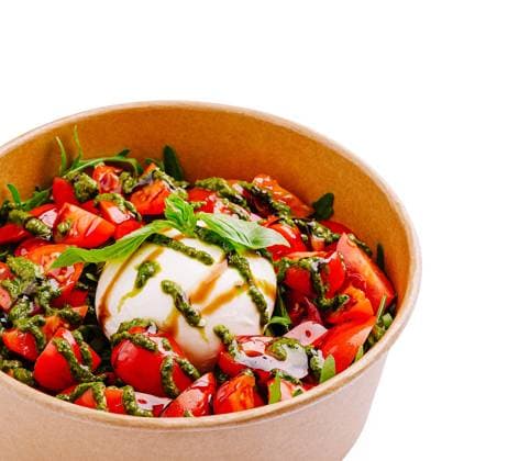 Frischer Salat mit Mozzarella, Tomaten und Basilikum in einer Schüssel A bowl filled with vibrant salad featuring fresh mozzarella, cherry tomatoes, and basil leaves, drizzled with a flavorful dressing. Perfect for a healthy lunch or snack. (License=RF) Copyright: xZoonar.com AntonxDobreax 24061880