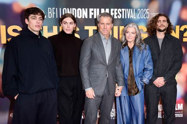 John Bishop mit Familie bei der Premiere des Kinofilms Is This Thing On? auf dem 69. BFI London Film Festival 2025 in der Royal Festival Hall. London, 14.10.2025