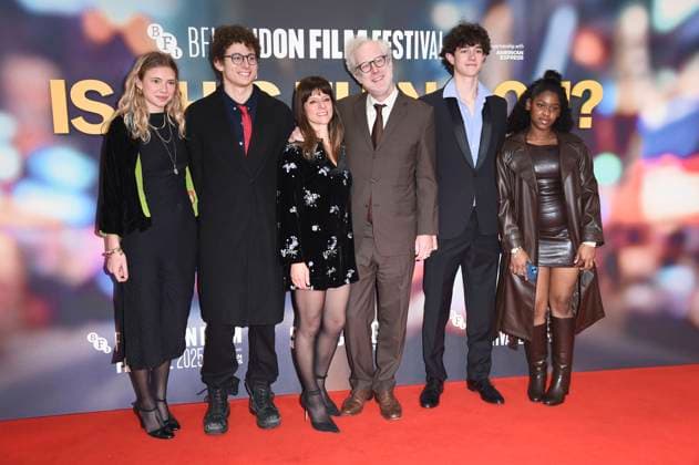 Mark Chappell mit Familie bei der Premiere des Kinofilms Is This Thing On? auf dem 69. BFI London Film Festival 2025 in der Royal Festival Hall. London, 14.10.2025