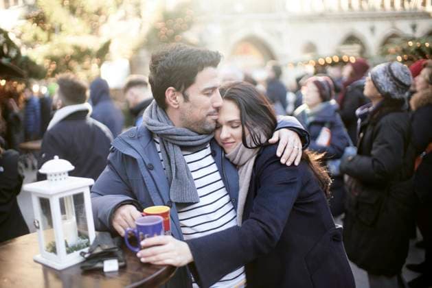 IMAGO Creative, Winter, In der Stadt couple at christmas market, content husband comforting bugged wife Munich, Bavaria, Germany CR_YGXJ251013E-1856913-01 ,model released, Symbolfoto