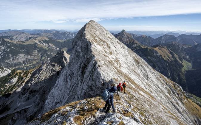 Bergsteiger am Grat des Gamsjoch, Bergpanorama, Übergang zum Hauptgipfel des Gamsjoch, im Herbst, Rißtal in der Eng, Karwendel, Tirol, Österreich Mountaineer on the ridge of the Gamsjoch, mountain panorama, transition to the main summit of the Gamsjoch, in autumn, Rißtal in the Eng, Karwendel, Tyrol, Austria Copyright: imageBROKER GiraffexPictures ibxmab14307264.jpg ,model released, Symbolfoto ,property released
