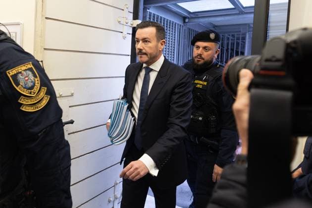 Innsbruck 15.10.2025, Landesgericht, Innsbruck, AUT, Fortsetzung Prozess gegen Signa Gründer Rene Benko, Anklage gegen den Signa-Gründer wegen des Vorwurfs der betrügerischen Krida, im Bild der Angeklagte Rene Benko the defendant Rene Benko before the trial against the founder of Signa on charges of fraudulent bankruptcy at the Landesgericht in Innsbruck, Austria on 2025 10 15. -Pressefoto Expa Groder *** Innsbruck 15 10 2025, Landesgericht, Innsbruck, AUT, continuation of the trial against Signa founder Rene Benko, indictment against the founder of Signa on charges of fraudulent bankruptcy, in the picture the defendant Rene Benko the defendant Rene Benko before the trial against the founder of Signa on charges of fraudulent bankrupt  EP_GRO